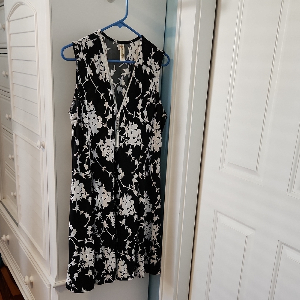 Shoreline Black and White V-Neck Sleeveless Sundress